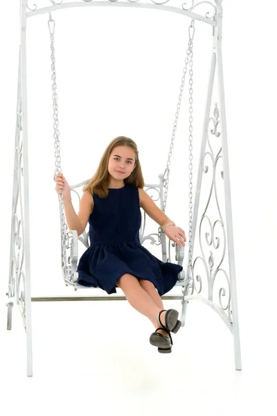 Menina Preteen bonita sentada no balanço de metal elegante — Fotografia de Stock