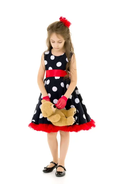Vrij langharig meisje dragen Polka dot jurk poseren met teddybeer — Stockfoto