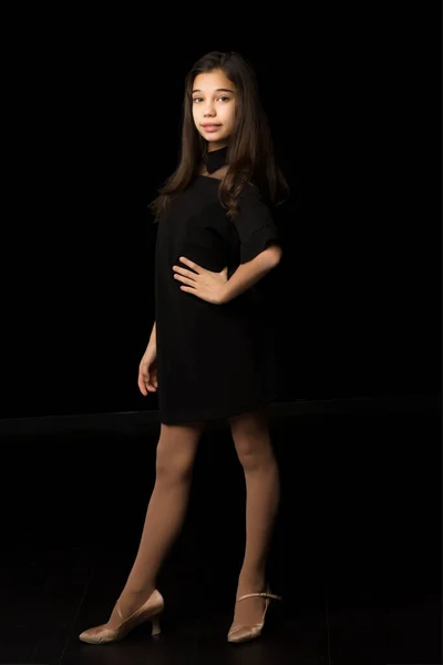 Mooi jong tiener meisje studio foto op zwart achtergrond — Stockfoto
