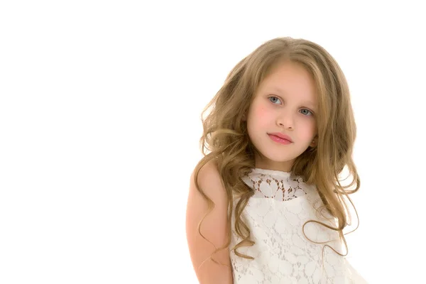 Retrato de uma menina close-up.Isolado no fundo branco. — Fotografia de Stock