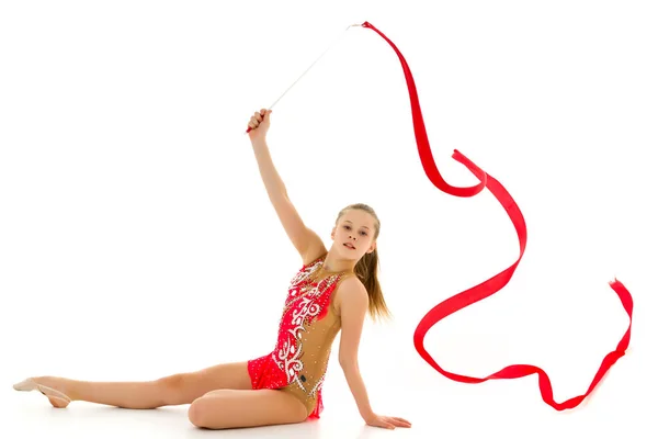 Flicka gymnast utför övningar med tejp. — Stockfoto