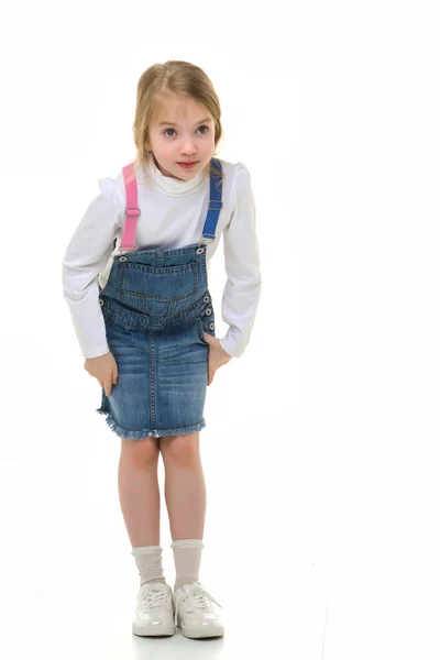 Kleines Mädchen im kurzen Jeanskleid. — Stockfoto