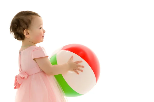 Kleines Mädchen spielt mit einem Ball.Das Konzept der Kindersport, Sommer-Outdoor-Freizeit. — Stockfoto