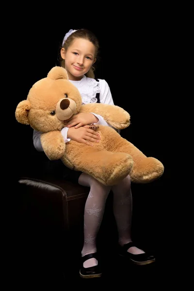 黑黑的背景上有个泰迪熊的小女孩. — 图库照片
