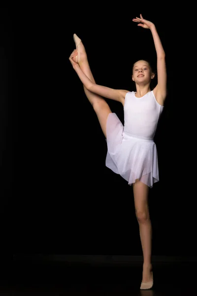 Retrato de comprimento total de uma menina ginasta encantadora em vestido elegante. — Fotografia de Stock