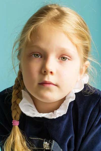 Close-up gezicht van een mooi klein meisje. — Stockfoto