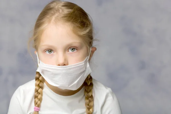 Little girl in a medical mask. Disease concept, covid-19. — Stock Photo, Image