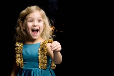 Hoş Mavi Dre 'li Çekici Kız. Yakıcı kıvılcım. Yakın plan.