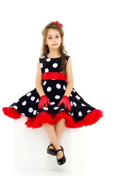 Porträtt av söt flicka bär Retro Style Polka Dot Dress — Stockfoto