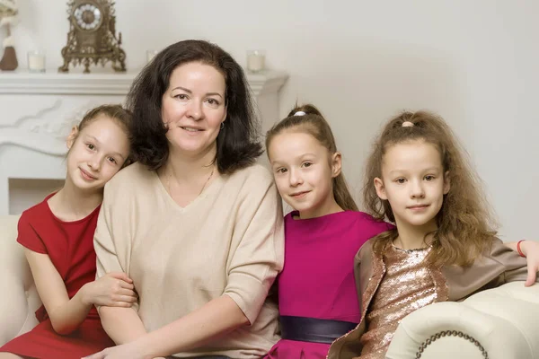 母亲和三个女儿幸福家庭的工作室肖像 — 图库照片