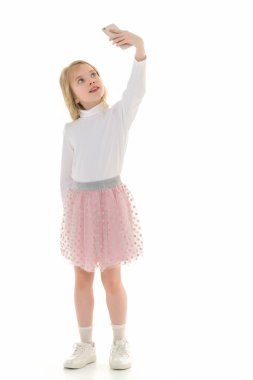 Kız cep telefonu kullanıyor. Teknoloji ve insan kavramı..