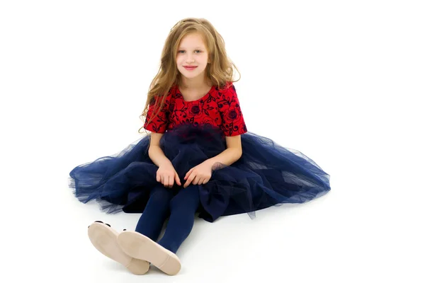 Menina loira em elegante vestido Tulle Sentado no chão — Fotografia de Stock