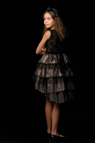 Модна дівчина-підліток студія фото на чорному фоні . — стокове фото