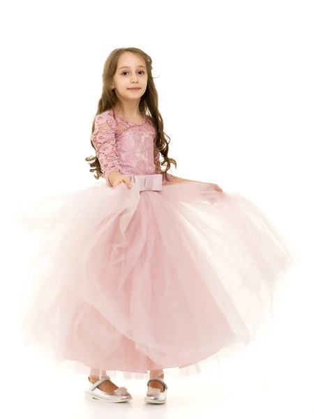 Dziewczynka w eleganckiej sukience.Koncepcja szczęśliwego dzieciństwa — Zdjęcie stockowe