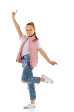 Küçük kız kollarını iki yana açmış, duyguları coşturmuş..