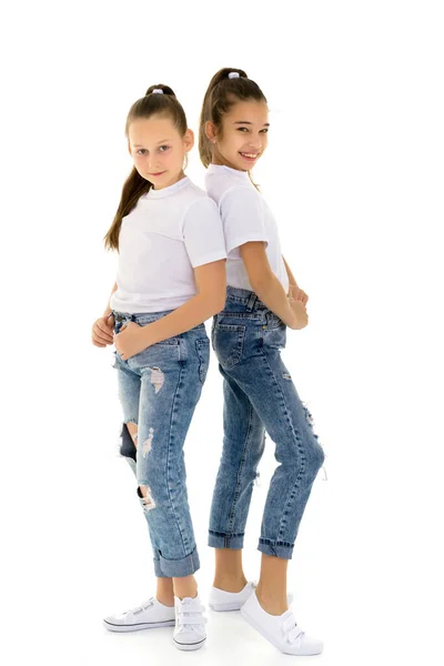 Dos chicas lindas novias posando en el estudio. —  Fotos de Stock