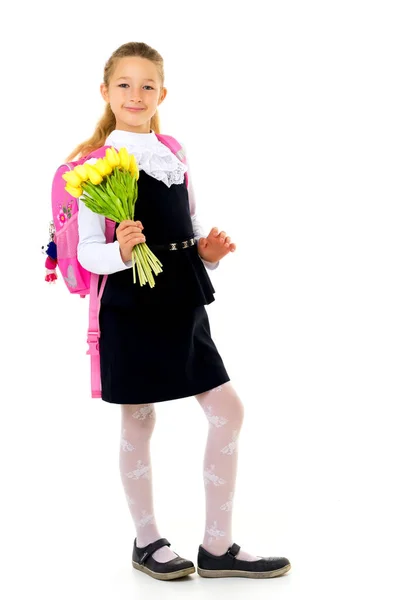 Девочка ходит в школу с букетом цветов. — стоковое фото
