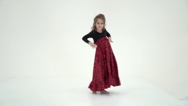 Vacker långhårig flicka bär svart och röd lång klänning — Stockvideo