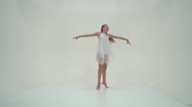 Zarif Kız Jimnastikçi Ritmik Jimnastik Yapıyor.