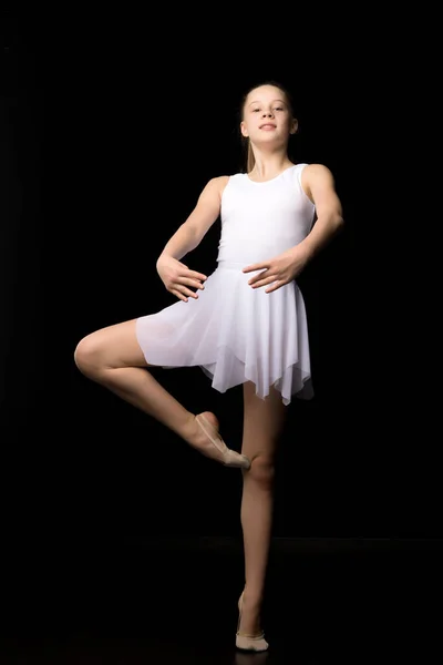 Retrato de longitud completa de una encantadora chica gimnasta en vestido elegante. — Foto de Stock