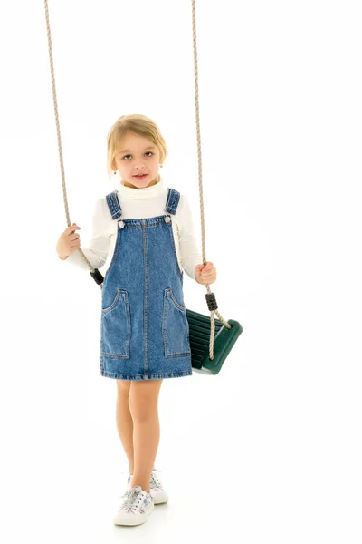 Full length colpo di carino felice ragazza seduta su corda swing — Foto Stock