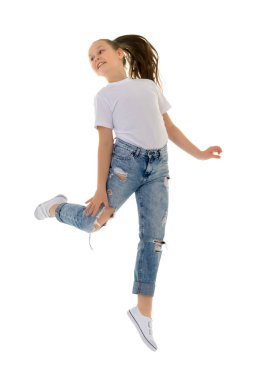 Küçük kız zıplıyor. İyi bir ruh hali konsepti, yaz tatili..