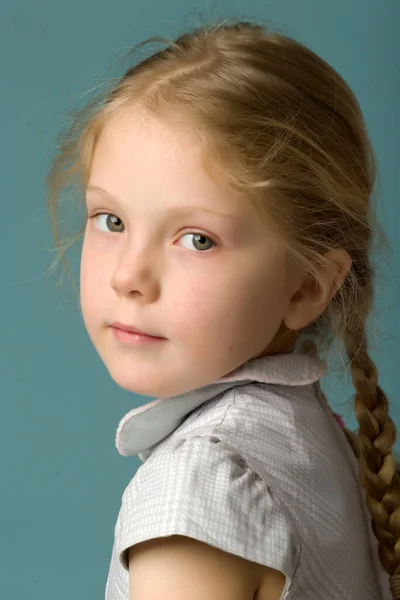 Крупным планом лицо красивой маленькой девочки. — стоковое фото