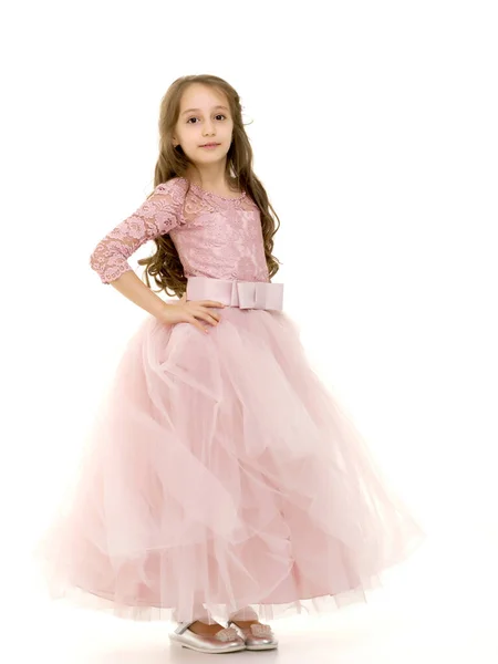 Porträt eines Teenie-Mädchens im Kleid auf halber Drehung stehend. — Stockfoto