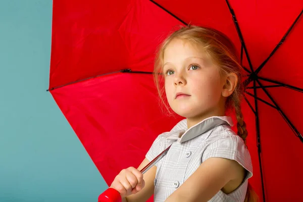 Klein meisje onder een paraplu.Concept stijl en mode. geïsoleerd — Stockfoto