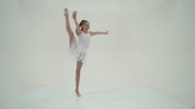 Zarif Kız Jimnastikçi Ritmik Jimnastik Yapıyor.