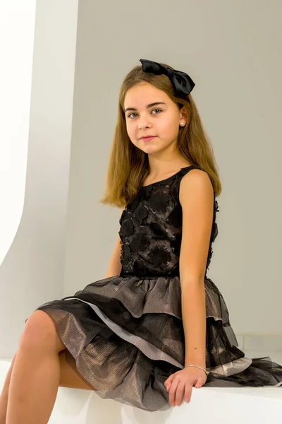 Vacker flicka bär kjol Sitter på kanten — Stockfoto