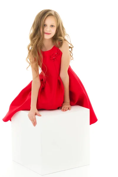 Porträt der schönen hübschen Mädchen in rotem Kleid posiert im Studio — Stockfoto
