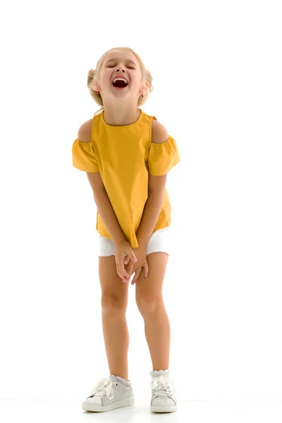 Affascinante bambina ridendo felicemente in studio — Foto Stock