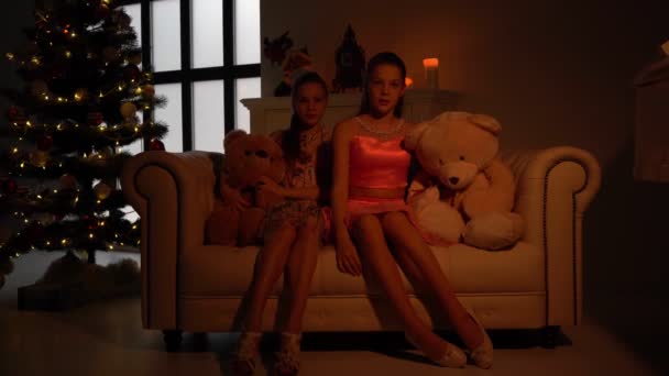 Mooi tiener meisjes zitten op lederen bank met Groot teddybeer — Stockvideo