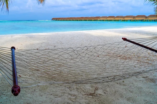 Empty hammock between palms trees at sandy beach — Stock Photo, Image