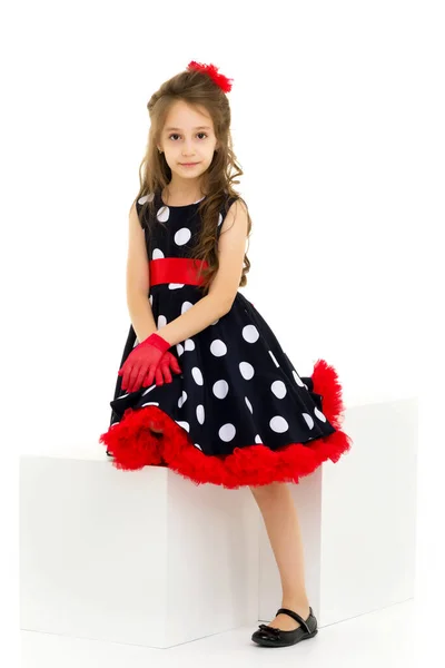 身着Polka Dot Dress, Red Gloves and Bow Standing Awa的女孩. — 图库照片