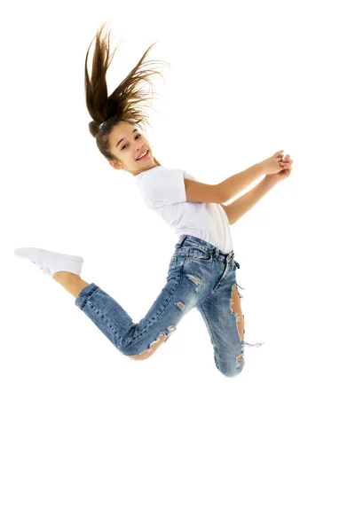 Una niña con una camiseta blanca pura está saltando. El concepto de publicidad. —  Fotos de Stock