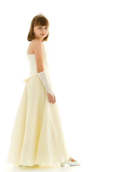 Una bambina con un abito lungo ed elegante di una principessa. — Foto Stock