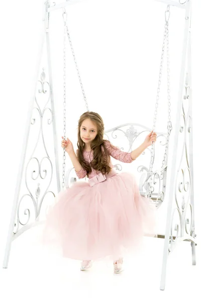 Menina Preteen bonita sentada no balanço de metal elegante — Fotografia de Stock