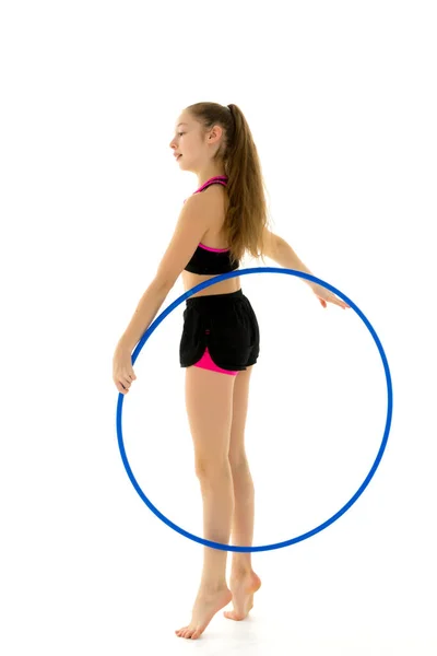 Вид збоку дівчина гімнастка робить вертикальні фігури з обручем — стокове фото