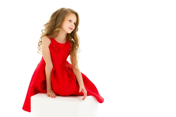 Retrato de bela menina pré-adolescente em vestido vermelho posando no estúdio — Fotografia de Stock