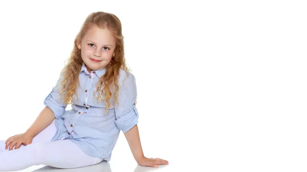 Portret van een klein meisje close-up.Geïsoleerd op witte achtergrond. — Stockfoto