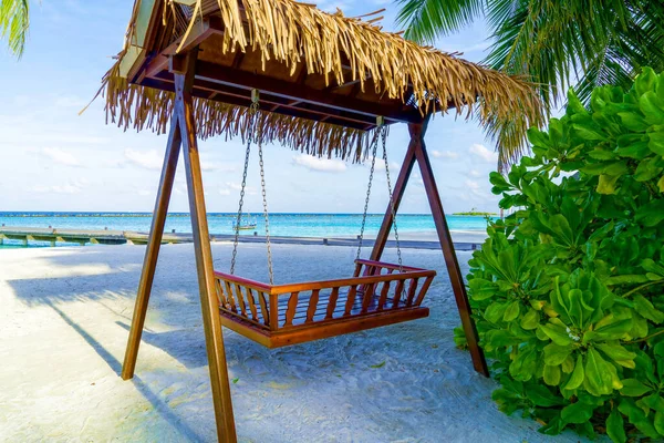 Banc balançoire en bois sur la plage de sable dans Tropical Resort — Photo
