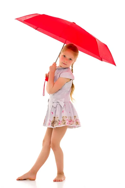 Kleines Mädchen unter einem Regenschirm. Konzeptstil und Mode. Isoliert auf weißem Hintergrund. — Stockfoto