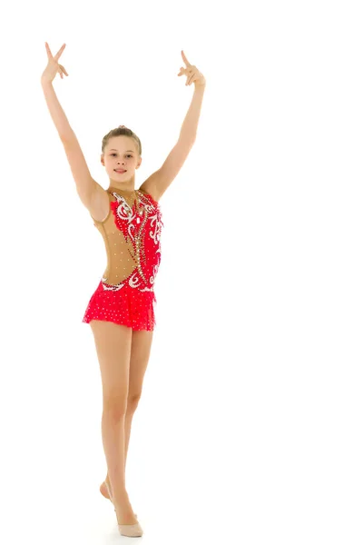 En liten flicka gör gymnastikövningar. — Stockfoto