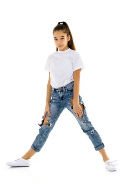 Reklam için beyaz tişörtlü küçük kız..