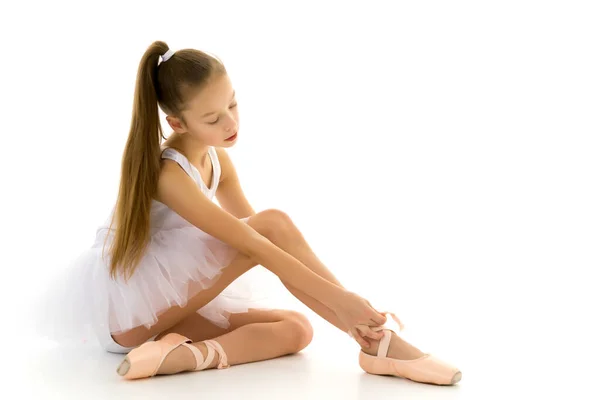 Ballerina zieht Spitzenschuhe an. Das Konzept des Tanzes. — Stockfoto