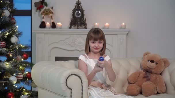 Klein meisje op kerstvakantie.Concept confetti, rotje, verjaardagskaart. — Stockvideo