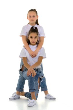 İki tatlı kız birbirine sarılıyor. Arkadaşlık kavramı.