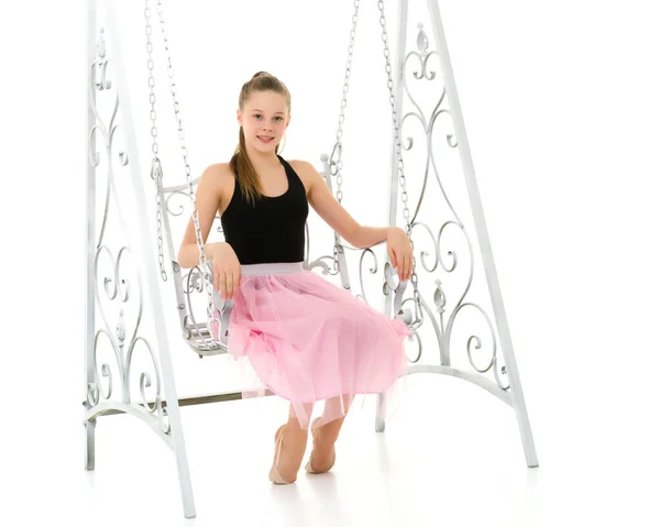 Retrato de bela adolescente sentada no balanço de metal elegante. — Fotografia de Stock